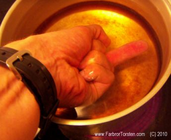 En bild p� en hand som kokas i vatten i hygiensyfte.