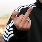 Visar fingret. Humor betyder en humorsajt med satir och kul bilder samt ordvitsar.