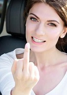 Visar fingret. Humor betyder en humorsajt med satir och kul bilder samt ordvitsar.