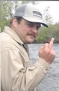 Visar fingret. Humor betyder en humorsajt med satir och kul bilder samt ordvitsar.